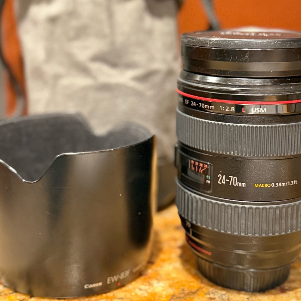 Canon EF 24-70mm Lens - Black and Red - Picture 3 of 9